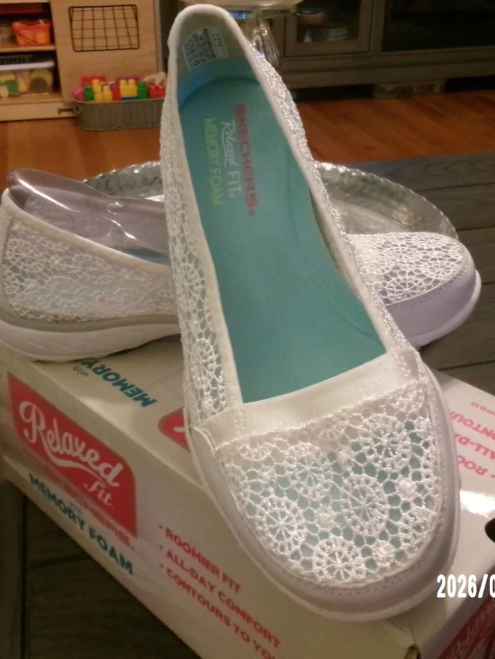 Skechers Breathe Easy Pretty Factor White Flats Women Size 6.5 Relaxed Fit Shoe